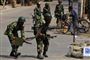 Oprørske soldater arresteres i bangladesh.
 Foto: AP/Zia Islam / POLFOTO