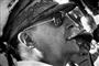 General MacArthur iklædt den moderigtige solbrilleversion af dobbeltbrosbrillen 
 Foto: U.S. Army 