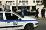 Græsk politi foran Athens tekniske universitet, der dannede rammen om et skoleskyderi, hvor tre blev ramt. 
 Foto: AP/Petros Giannakouris / POLFOTO