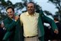 Argentinske Angel Cabrera fik overrakt den eksklusive grønne jakke af sidste års mester, sydafrikaneren Trevor Immelman
 Foto: AP Photo/David J. Phillip / POLFOTO