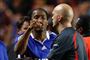 Didier Drogba skælder her dommeren hæder og ære fra 
 Foto: AP/ Jon Super / POLFOTO
