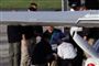 John Demjanjuk på vej op i flyet til Tyskland
 Foto: AP//Tony Dejak / POLFOTO