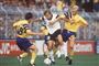 Klas Ingesson (th.) og Roger Ljung forsøger at pille bolden fra Jürgen Klinsmann, da Sverige tabte semifinalen til Tyskland ved EM i 1992.
 Foto: ullstein bild / POLFOTO
