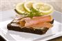Fødevare som røgede fede fisk - her er det laks - kan ofte indeholde listeria-bakterier. 
 Foto: www.colourbox.com