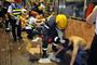 Fodgængere behandles efter et syreangreb i Hong Kong.
 Foto: Ming Pao-Fung Kok Leung / POLFOTO