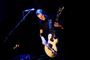 Frontmanden i Sigur Ros med elguitar og violinbue
 Foto: Rune Johansen / POLFOTO