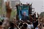 Mousavi, der ses på plakaten, ville gøre en markant forskel for iranerne, selvom Obama siger det modsatte, vurderer dansk analytiker.
 Foto: AP/Kamran Jebreili / POLFOTO