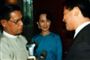 En lang række berømtheder udtrykker støtte til Aung San Suu Kyi, der igen fejrer fødselsdag i fangenskab.
 Foto: Aye Aye Win / POLFOTO
