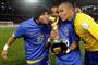 Dani Alves, Robinho og Gilberto Silva kysser pokalen.
 Foto: Martin Meissner / POLFOTO