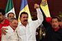 Honduras' afsatte præsident rækker armen op sammen med Venezuelas præsident Hugo Chavez
 Foto: Miguel Alvarez / POLFOTO