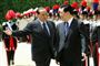 Italiens præsident Silvio Berlusconi tager imod Kinas Hu Jintao forud for G8-topmødet i Italien.
 Foto: PIER PAOLO CITO / POLFOTO
