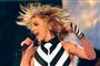 Der kommer både dansere, akrobater, magikere og klovne, når Britney skal optræde.
 Foto: Seth Rossman / U. S. Navy / Wikimeadia Commons