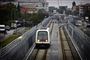 Metropassagerer får alligevel lov at kigge på kyssende mænd.
 Foto: Jens Dresling / POLFOTO