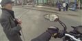 Video: Se motorcyklist hjælpe ældre mand