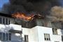 Brand på Østerbro udviklede fire-fem meter høje flammer og tyk, sort røg.
 Foto: Mogens Flindt / POLFOTO