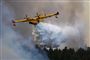 En flyver kæmper med flammerne over Las Palmas
 Foto: Carlos Moreno / POLFOTO