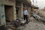En irakisk politimand på stedet, hvor en bilbombe eksploderede i Kirkuk.
 Foto: AP / Matti Emad / POLFOTO