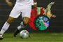 De dyre fodboldben tilhører selvfølgelig Cristiano Ronaldo, som her er ved at afdrible sin modstander.
 Foto: ANGEL FERNANDEZ  / POLFOTO