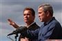 Arnold Schwarzenegger, der her ses sammen med George W. Bush, skal måske være med i 'Livsfarlig Løgn 2'.
 Foto: Executive Office of the President of the United States, Wikimedia Commons