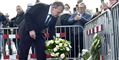 Bevæget Løkke lægger blomster for ofrene i Paris: Vi må ikke ryste på hånden