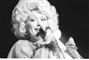 Berømt brystbombe fylder rundt: Hurra for Dolly Parton!