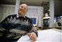 Karnevals-piger og skøre sweatre: Voldborg fylder 80 år