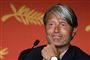 Mads Mikkelsen omgivet af smukke kvinder i Cannes
