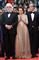 Mads Mikkelsen omgivet af smukke kvinder i Cannes