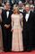 Mads Mikkelsen omgivet af smukke kvinder i Cannes