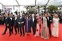 Mads Mikkelsen omgivet af smukke kvinder i Cannes