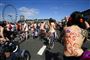 Bare bryster og balder: Nøgne cyklister i protest mod bilismen