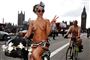 Bare bryster og balder: Nøgne cyklister i protest mod bilismen