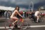 Bare bryster og balder: Nøgne cyklister i protest mod bilismen