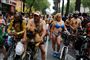 Bare bryster og balder: Nøgne cyklister i protest mod bilismen