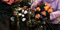Kvinder får blødende blomsterhænder