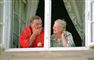 Fra flirt til pension: Margrethe og Henriks kærlighedsliv i billeder